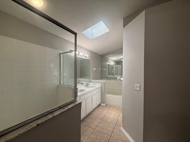Building Photo - 178 Dahlia Village Cir