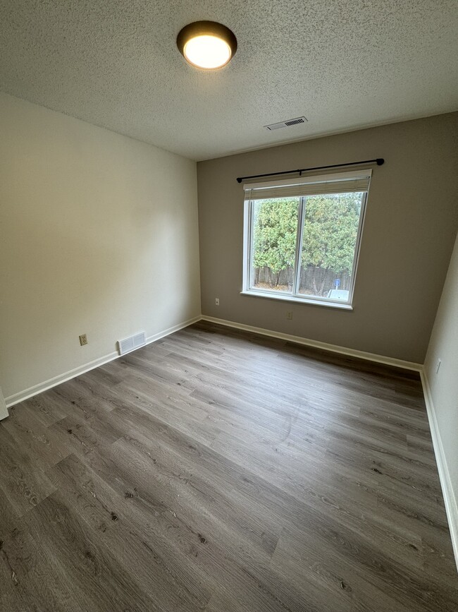 Building Photo - 395