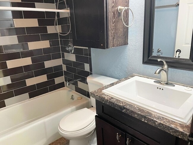 Building Photo - 1105 Inland Greens