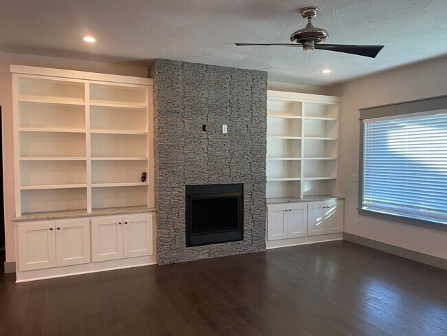 Building Photo - All Brick, 3 bedrooms AND 3 car garage