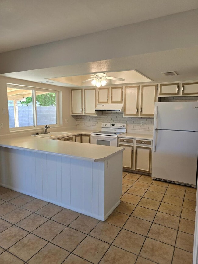 Building Photo - 1615 W Summit Pl