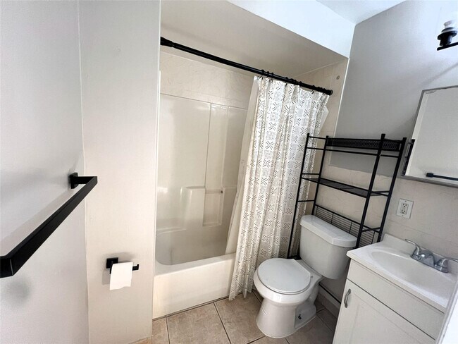 Building Photo - 2726 Adams St