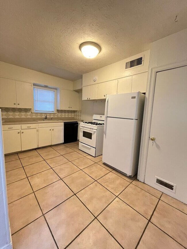 Building Photo - Large 2 Bed 1 Bath 1 car garage Duplex in Shartel Blvd Addn