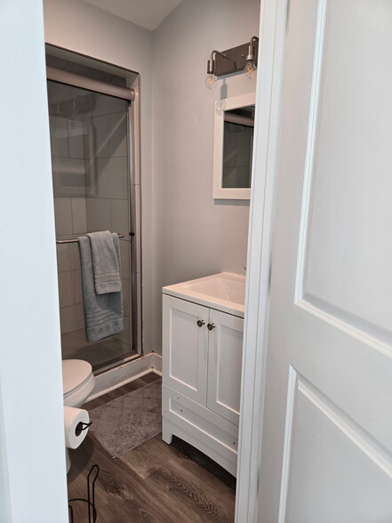 2nd Bathroom - 3351 Acklen Ave