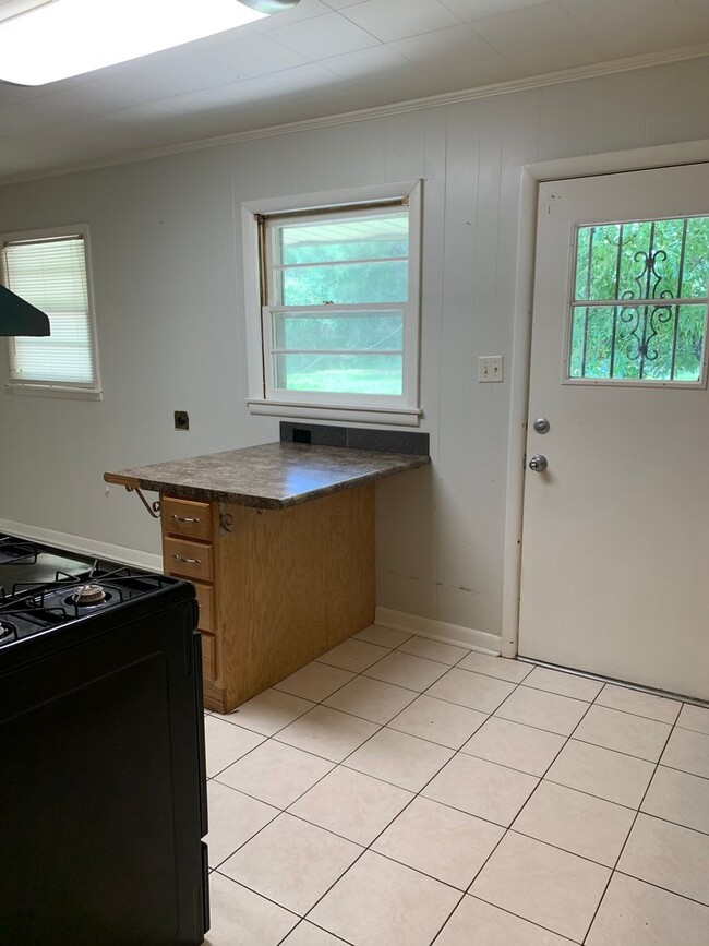 Building Photo - 3bed/1bath close to Southwest drive.