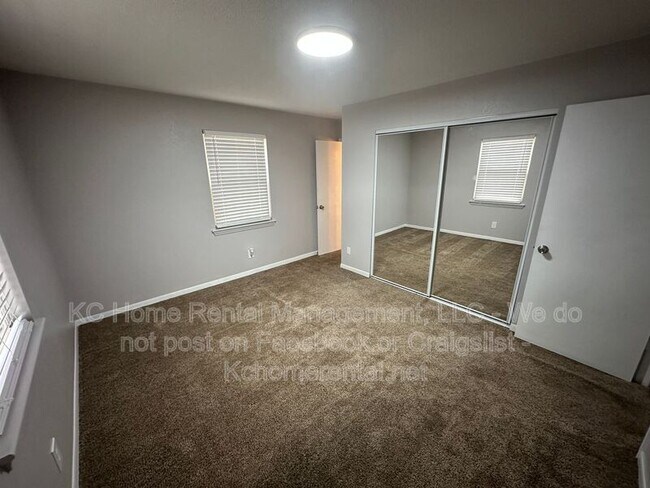 Building Photo - 812 E Walnut St