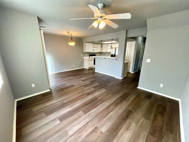 Building Photo - Nice 3 bedroom, 2.5 bathroom home in quiet neighborhood