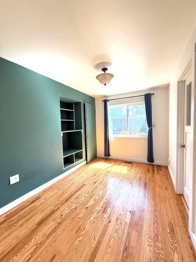 Building Photo - Charming Monterey Home in Quiet Neighborho...