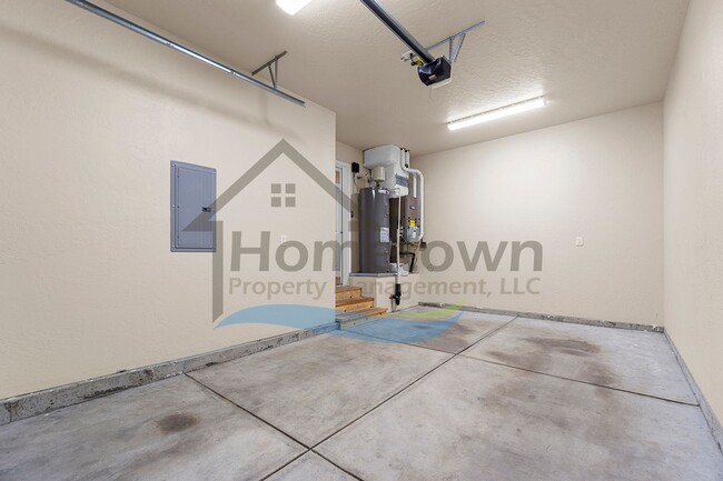 Building Photo - 3 Bedroom 3 Bathroom Home with Attached Ga...