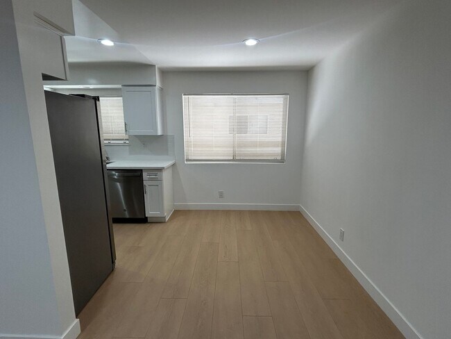 Building Photo - 3155 Montrose Ave