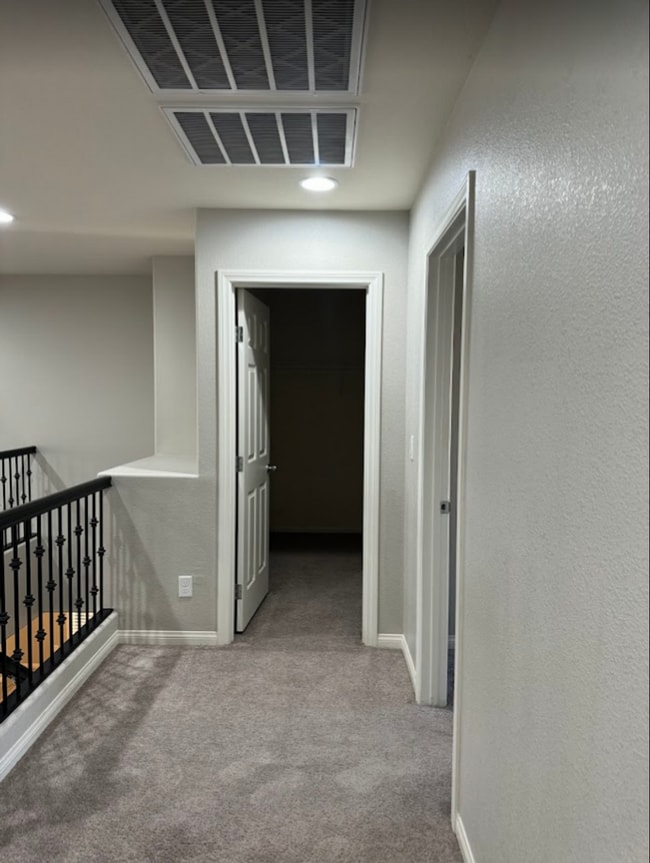 Building Photo - Large Stunning 5 Bedroom Home in the South...