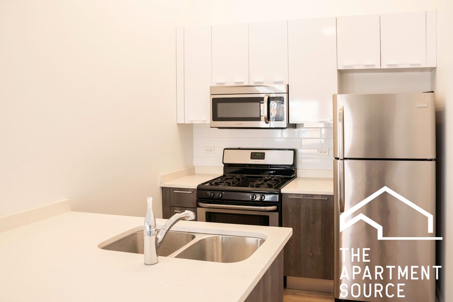 Building Photo - 2700 W North Ave