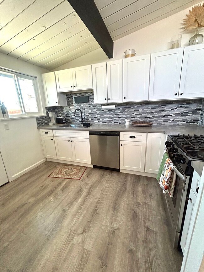 Building Photo - Adorable 2 bedroom 1 bathroom home
