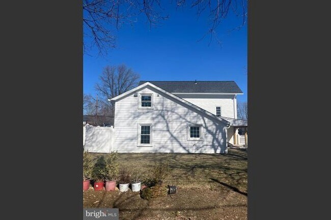 Building Photo - 540 W Springfield Rd
