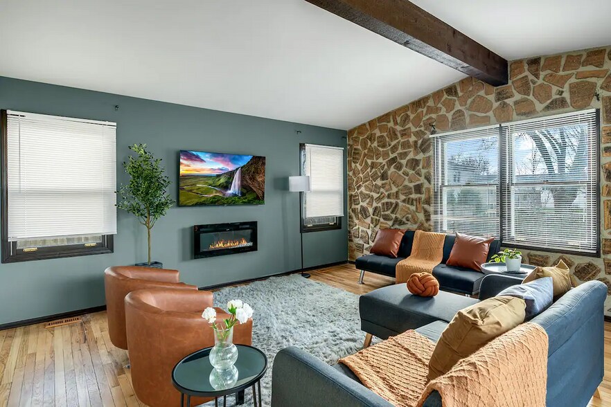 Family Room - 51 Tower Rd
