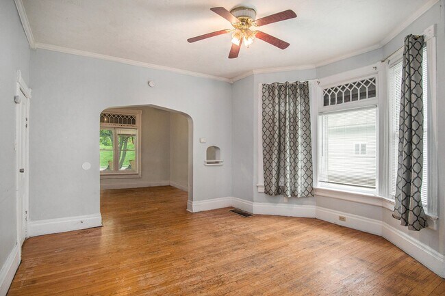 Building Photo - 3 Bedroom Close to Creighton!