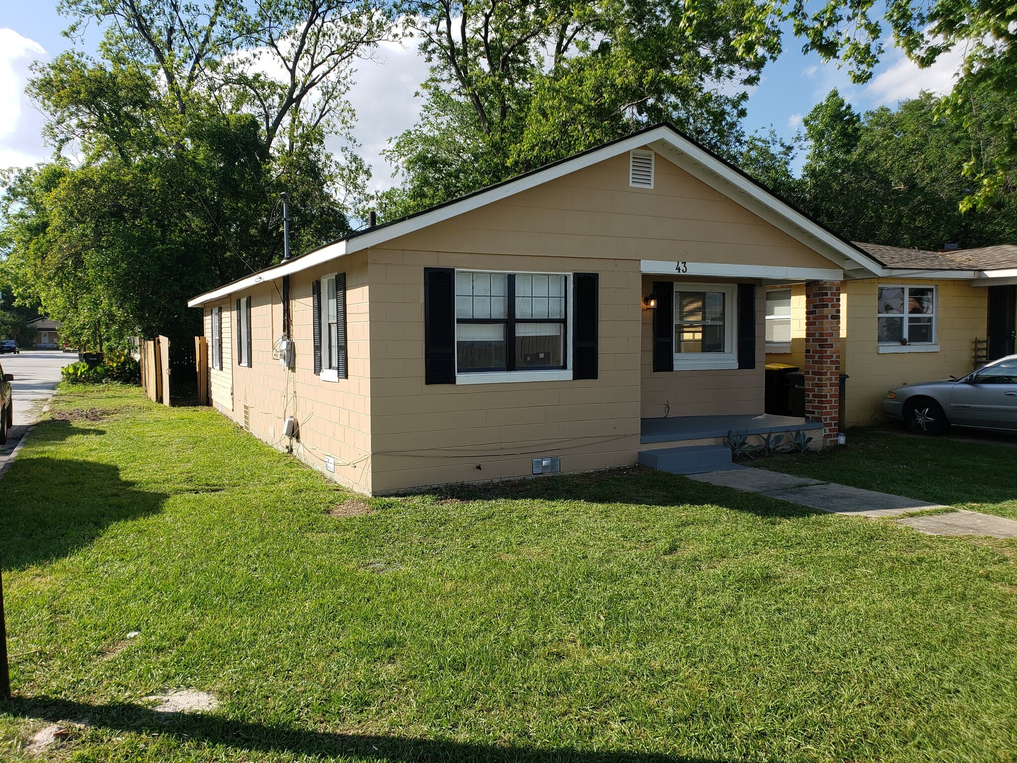 Corner view #1 - 43 Lissner Ave