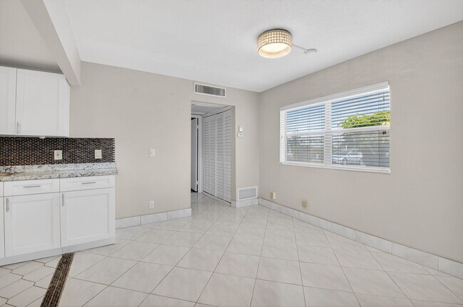 Building Photo - 195 Brittany F