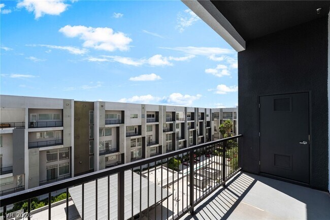 Building Photo - 2775 W Pebble Rd