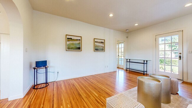 Building Photo - Charming 2 bedroom 1.5 bath plus office ho...