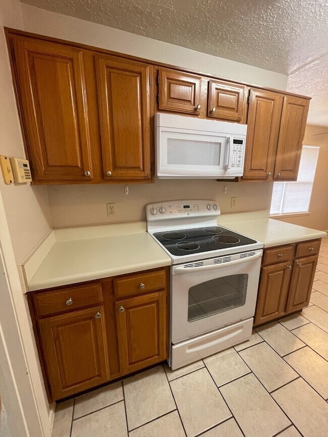 Building Photo - 2126 Collingsfield Dr