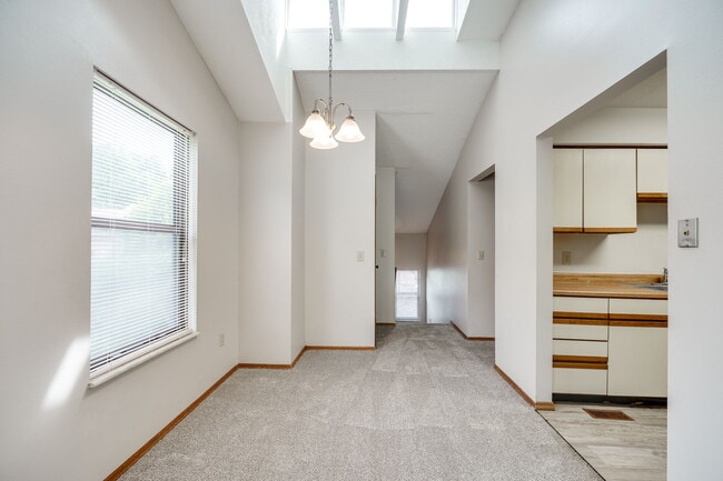 Building Photo - 652 Hidden Valley Ct