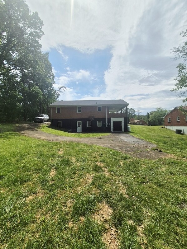 Building Photo - 200 Wellview Dr