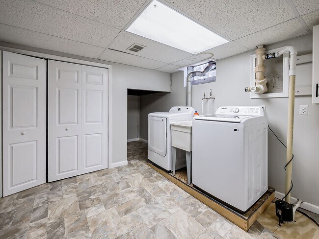 Building Photo - AVAILABLE NOW! Spacious 4-Bed Gem in the Heart of Clawson!