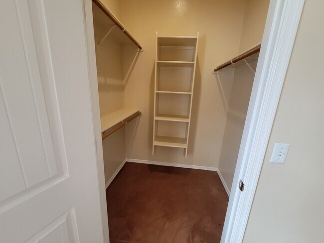 Building Photo - 3331 E Bermuda St