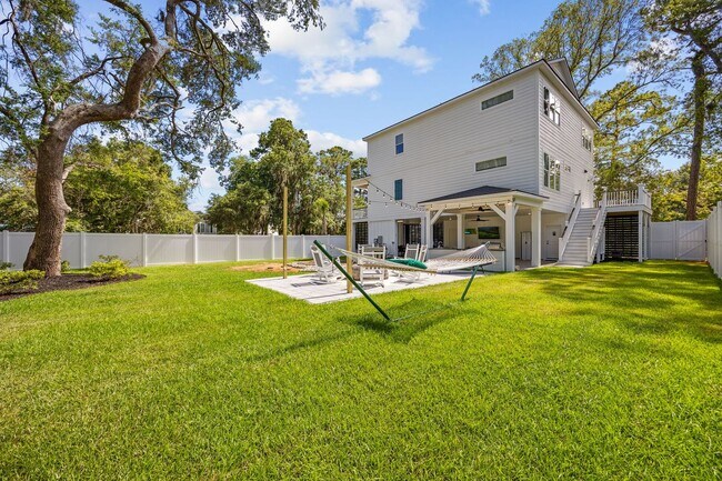 Building Photo - All Inclusive Seasonal Rental in the Beaut...