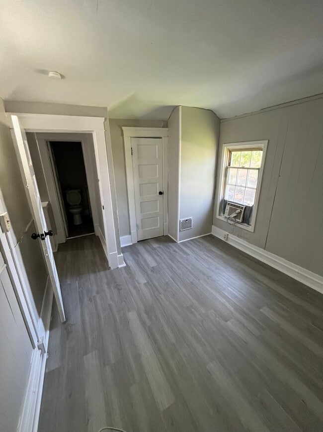 Building Photo - Section 8 Accepted, 3-bedroom home, perfec...