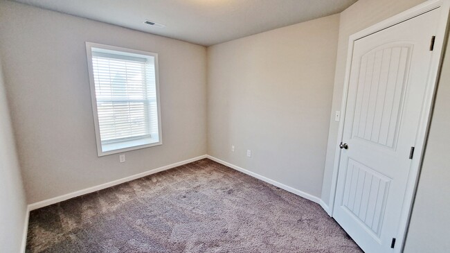 Building Photo - 4 Bed / 2-1/2 Bath Single Family Townhome w/1-Car Garage