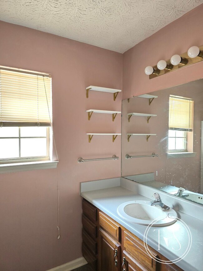 Building Photo - 613 Ryan Ln