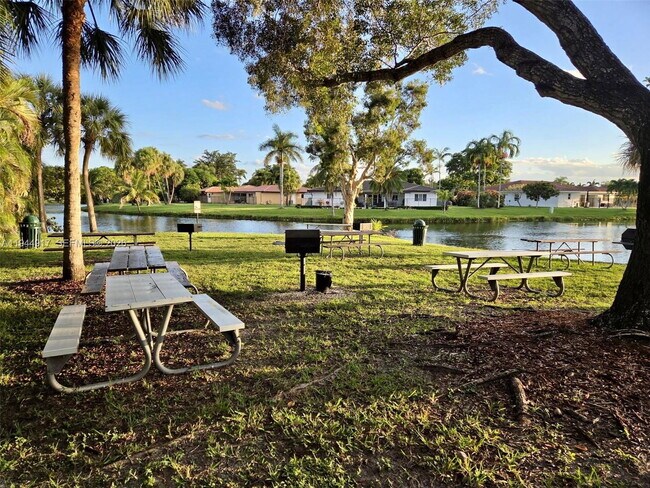 Building Photo - 16168 Laurel Dr