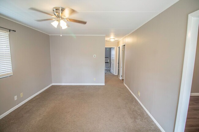 Building Photo - CENTRALLY LOCATED 2 BEDROOM HOME