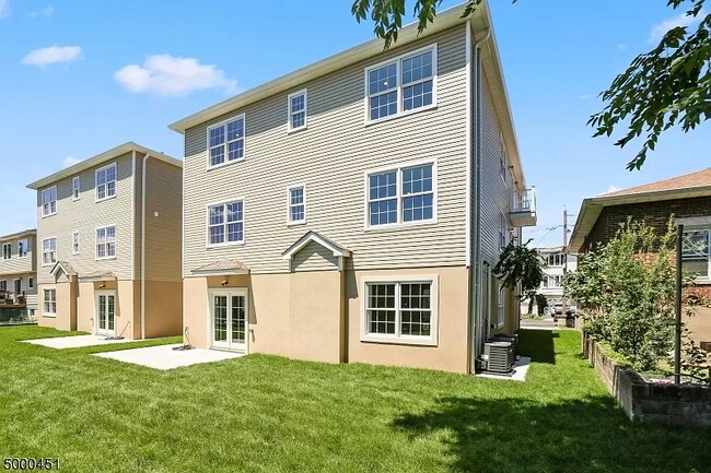 Building Photo - 26 Irving Pl