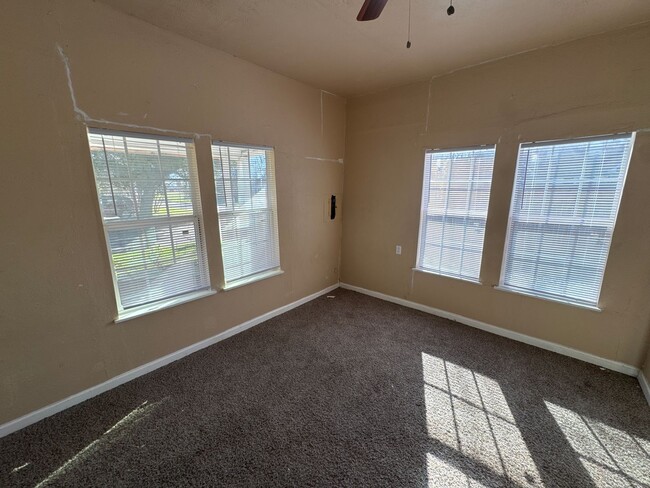 Building Photo - 3 Bed 1 Bath with Fenced Backyard - CLOSE ...