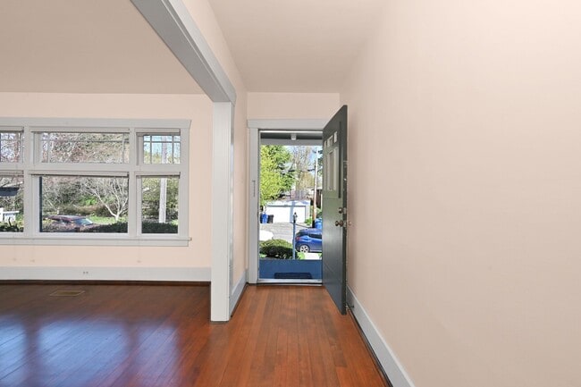 Building Photo - Charming 1BR/1BA Main Floor View Unit in Desired Neighborhood (Sunset Hill)