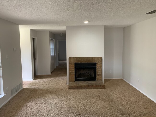 Building Photo - 305 Shady Valley Dr