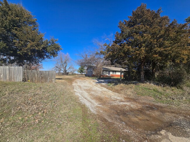 Building Photo - 3 Bedroom 2 Bath home in Shawnee!