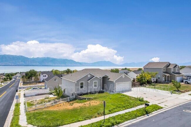 Building Photo - 4016 S Sunrise Dr