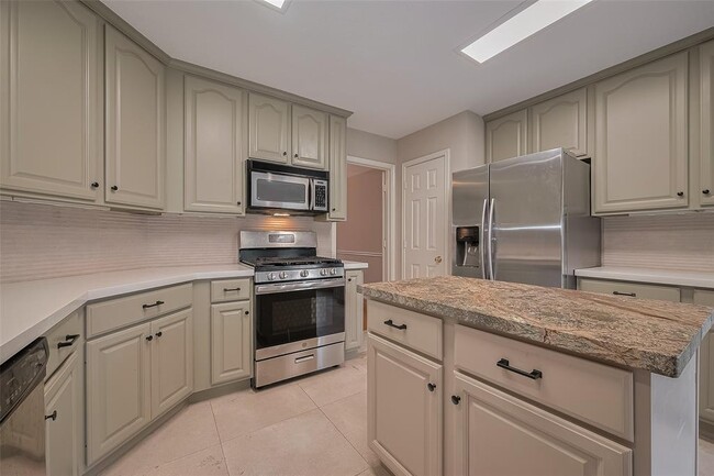 Building Photo - 6303 Palm Ct