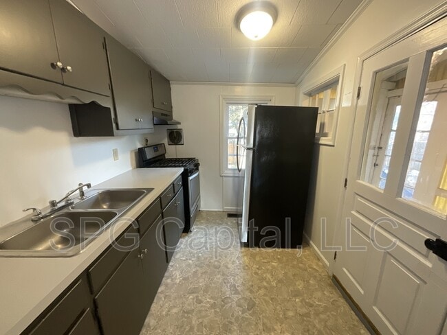 Building Photo - 305 N Newberry St