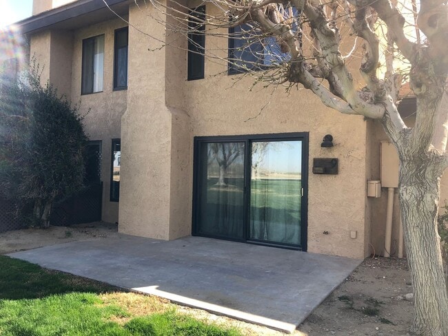 Building Photo - 3 bedroom 2 bathroom Condo in Helendale!