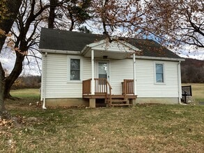 Building Photo - Charming House in the Country