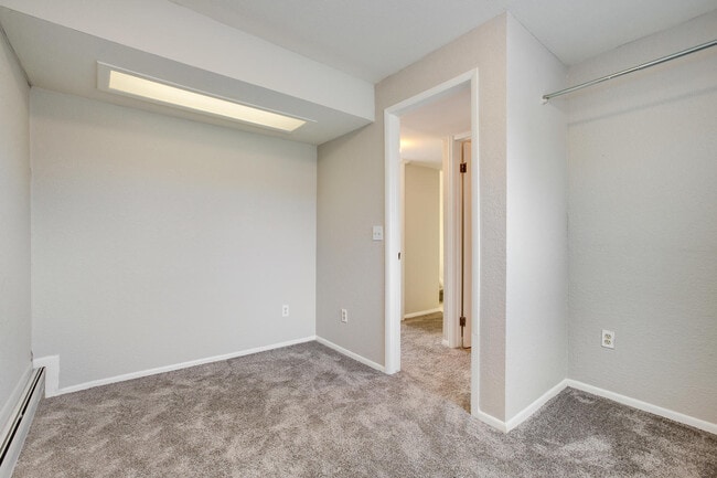 Building Photo - 6997 W Roxbury Ave