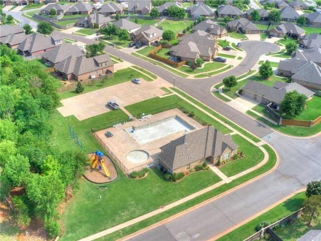Building Photo - Stunning Home in West Edmond + 5 bedrooms ...