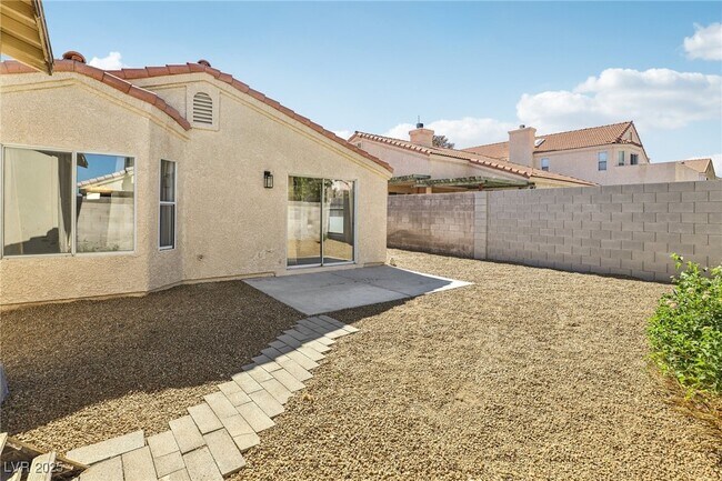 Building Photo - 7400 Queen Palm Dr