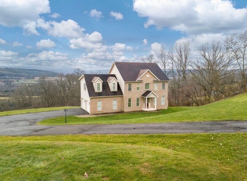 Building Photo - 65 Hillside Dr