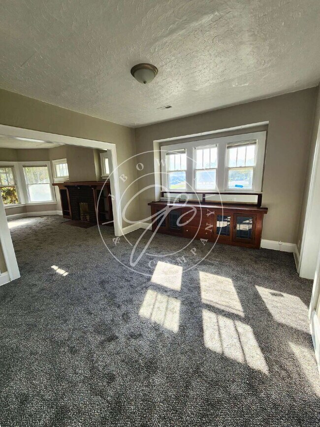 Building Photo - 2 bedroom Upper unit- over 1200 sq feet! P...